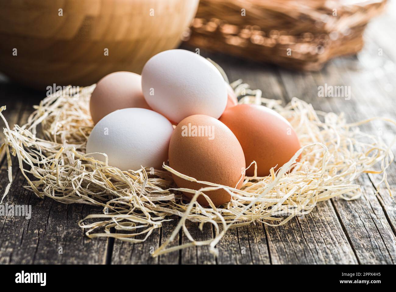 Œufs de poulet entiers sur la table en bois. Banque D'Images