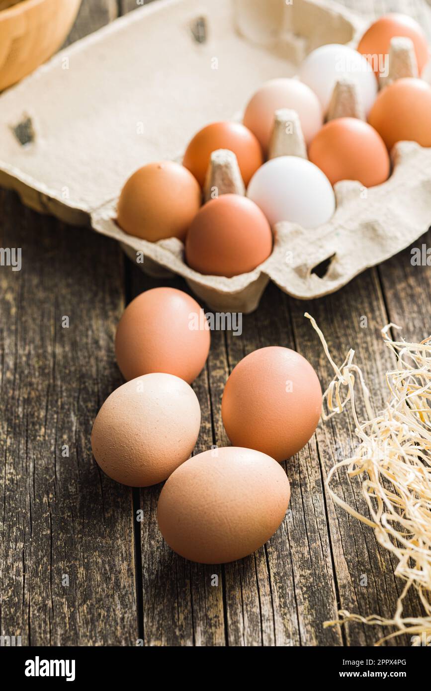 Œufs de poulet entiers sur la table en bois. Banque D'Images