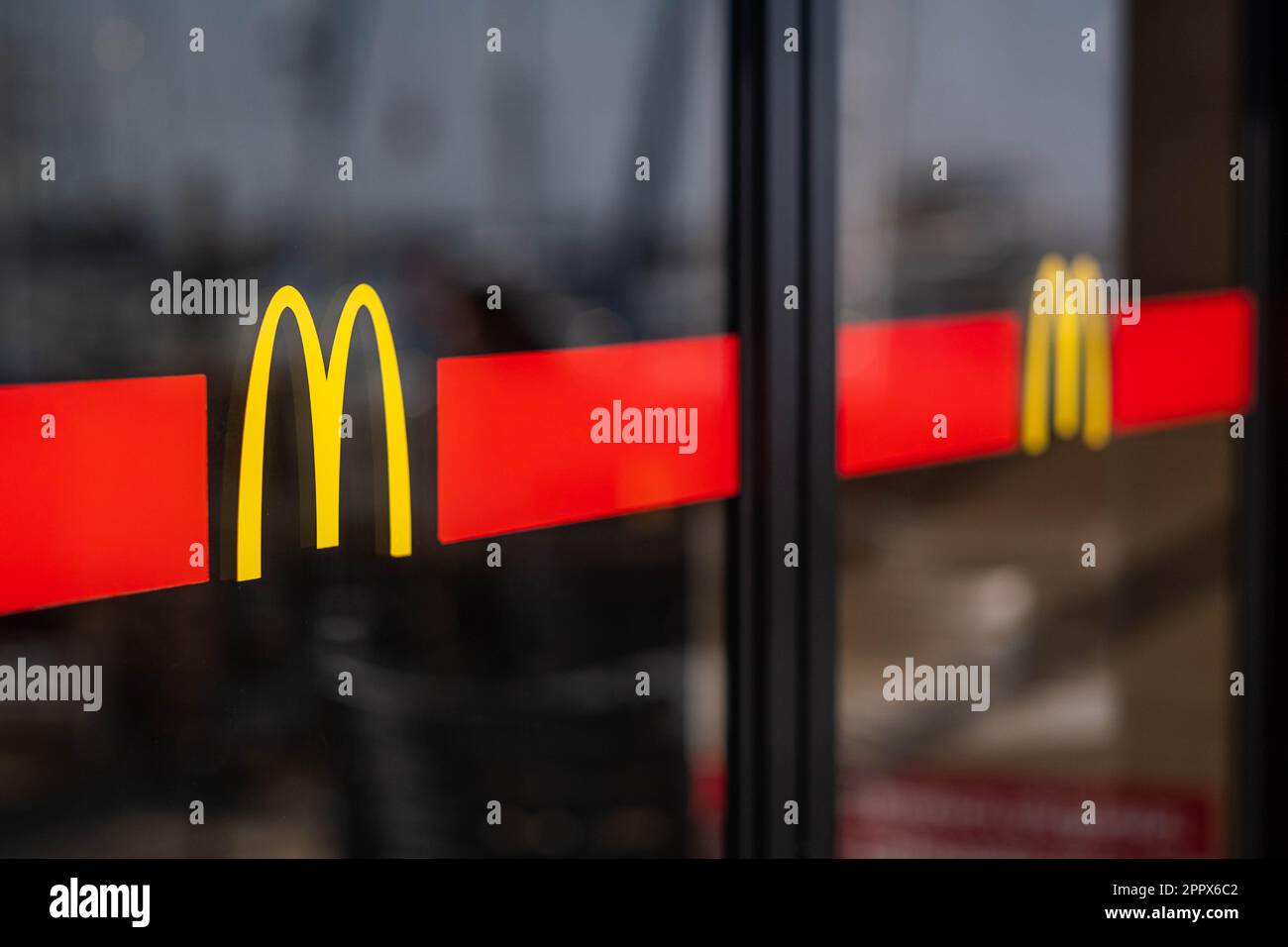 Logo sur les portes McDonald's fast food Restaurant 23.03.20 Kemer Turkey Banque D'Images