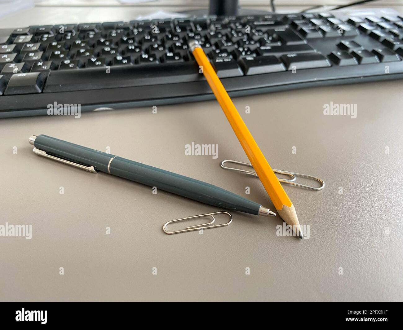 Stylo à bille vert automatique et crayon à écrire sur le bureau de bureau  avec clavier d'ordinateur. Travail d'entreprise Photo Stock - Alamy