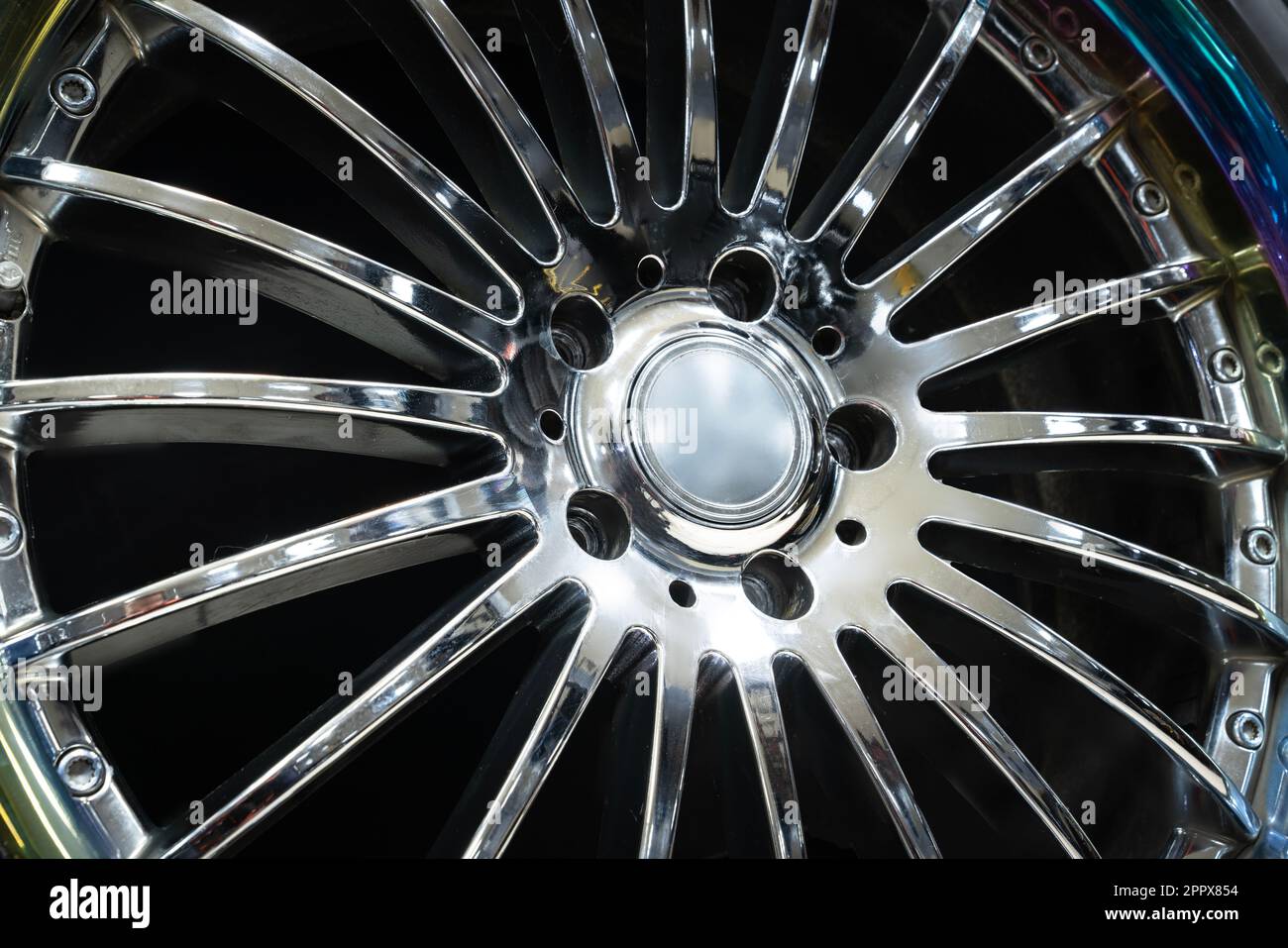 Belle roue à disque en aluminium moulé avec de fines rayons chromés pour un gros plan de voiture de 20 de diamètre sur fond noir. Banque D'Images