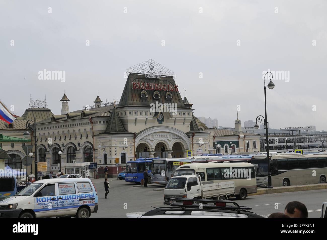 Extérieur de la gare de Vladivostok, Russie, au bout de l'Express transsibérien; bus sont garés devant Banque D'Images