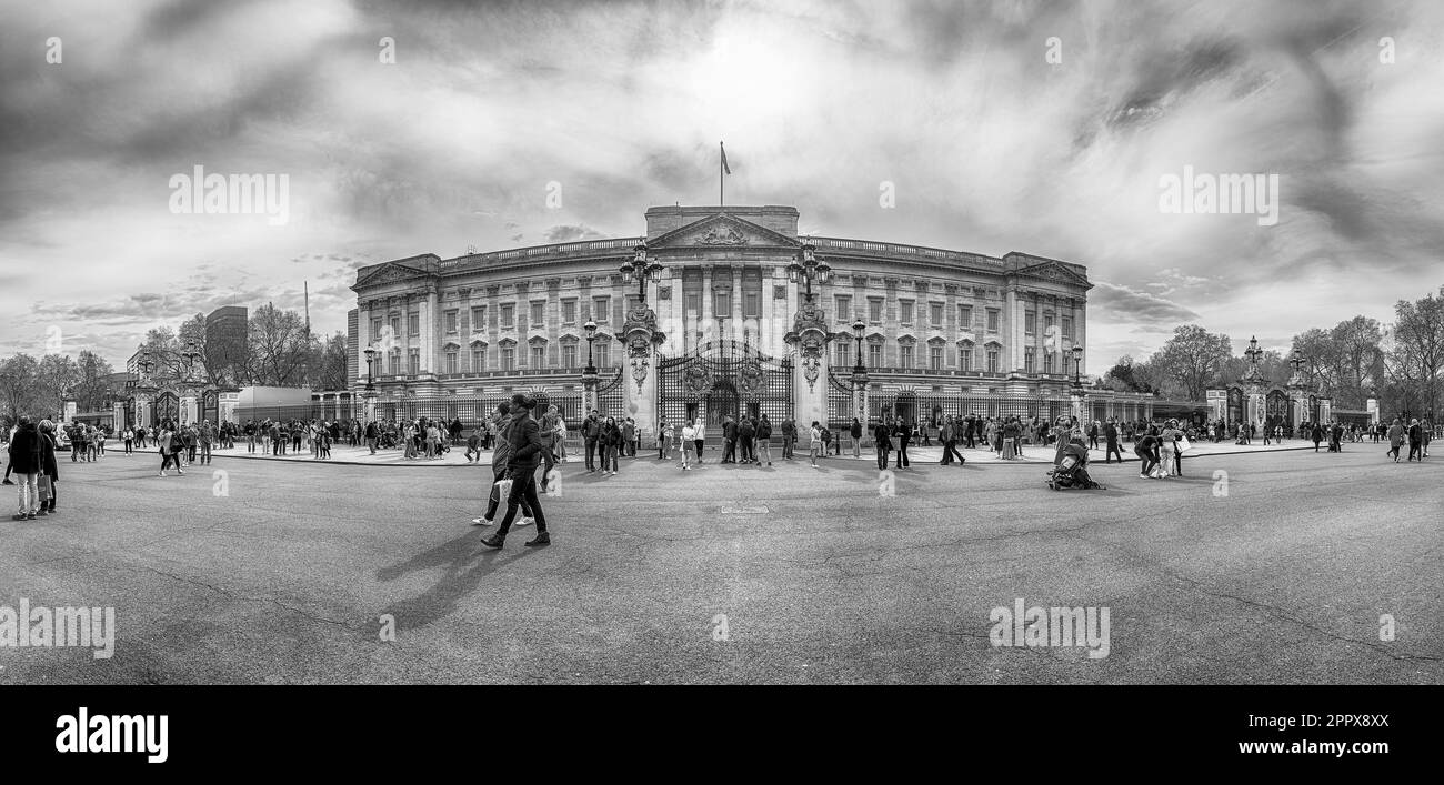 LONDRES - 11 AVRIL 2022 : vue panoramique avec la façade de Buckingham Palace, résidence royale de Londres du monarque du Royaume-Uni Banque D'Images