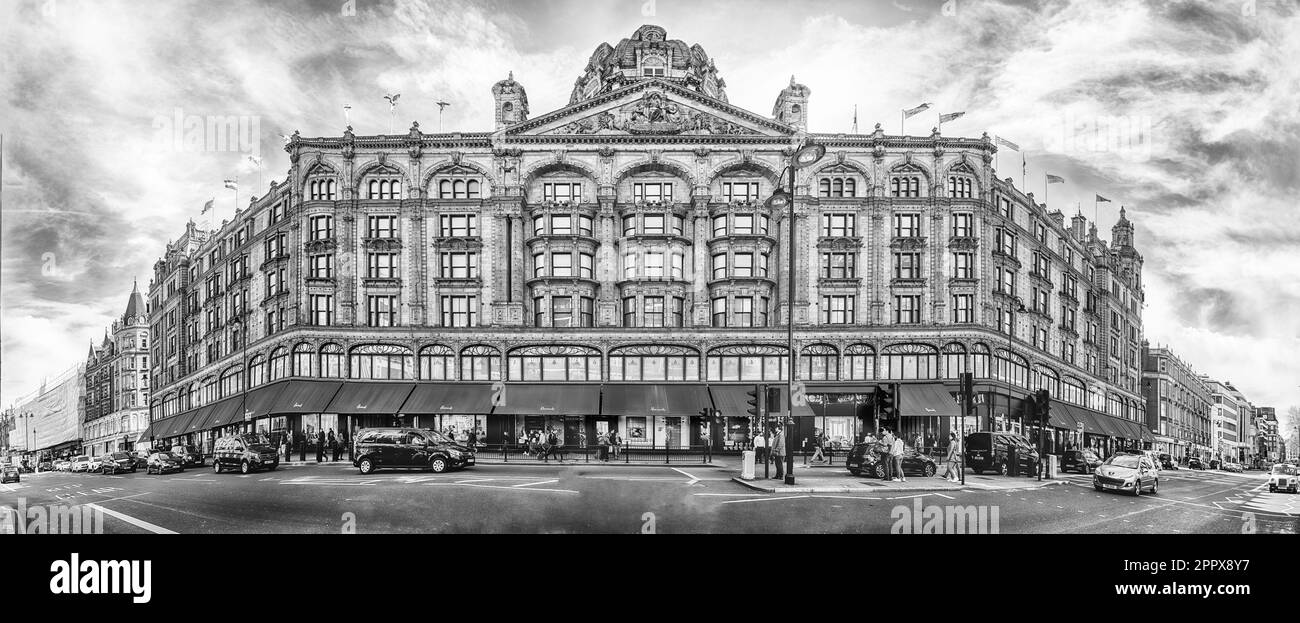 LONDRES - 11 AVRIL 2022 : le célèbre grand magasin Harrods situé sur Brompton Road à Knightsbridge, Londres, Angleterre, Royaume-Uni Banque D'Images