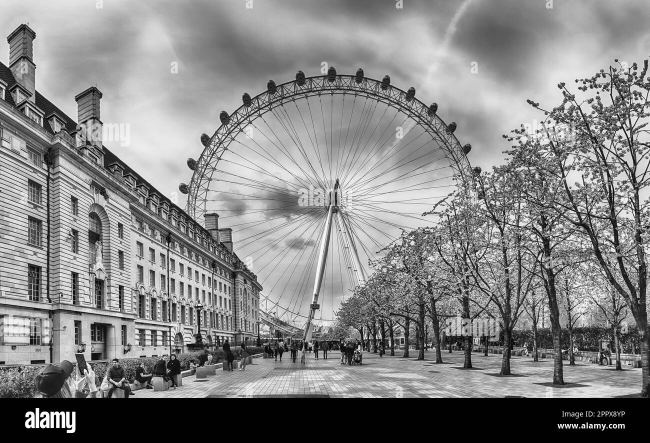 LONDRES - 18 AVRIL 2022 : vue sur la roue panoramique emblématique du London Eye. La roue ferris mesure 135 mètres (443 ft) de haut et la roue a un diamètre de 1 Banque D'Images