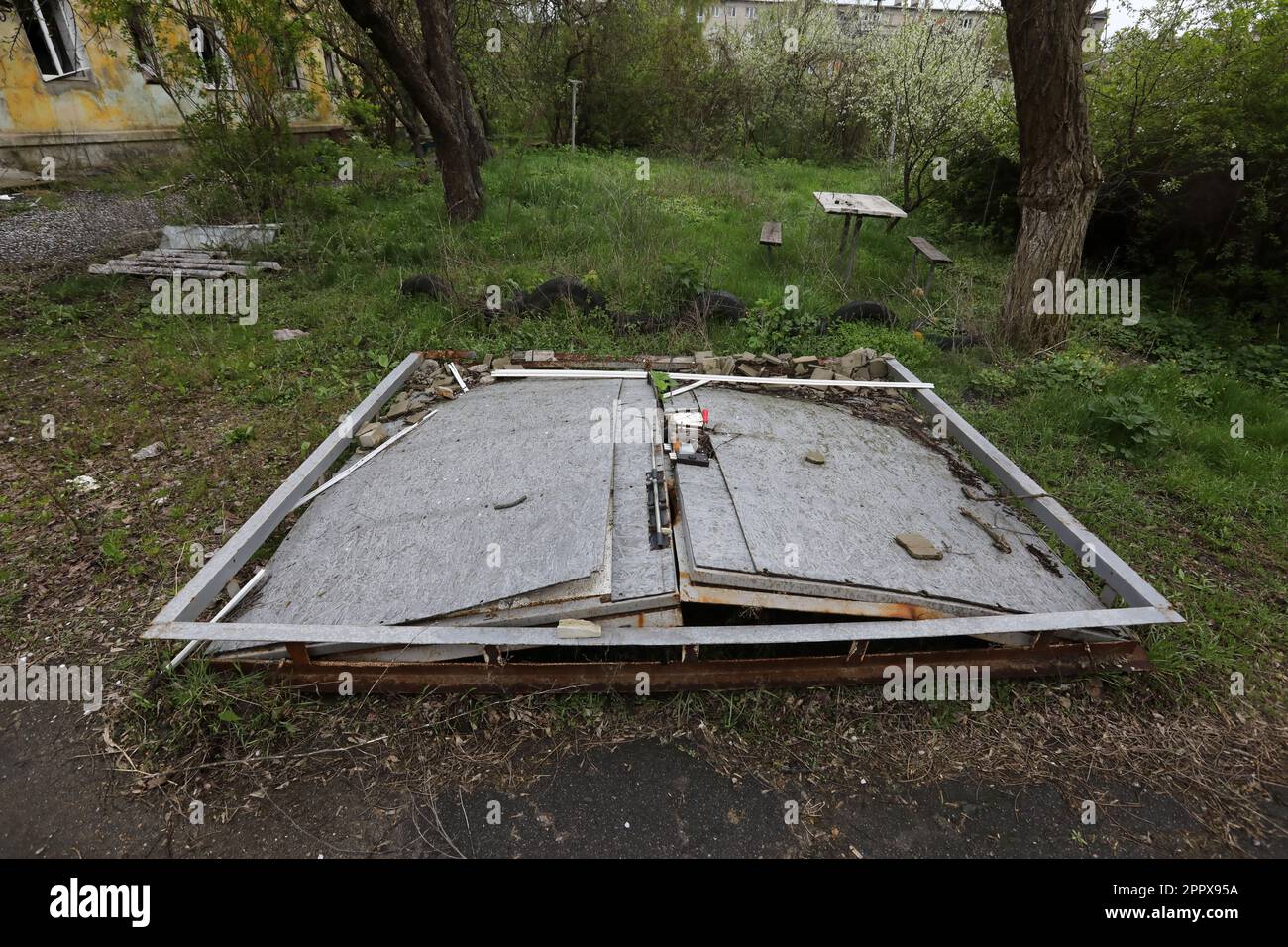 IZIUM, UKRAINE - 22 AVRIL 2023 - Une rue est photographiée à Izium, dans la région de Kharkiv, dans le nord-est de l'Ukraine. Banque D'Images