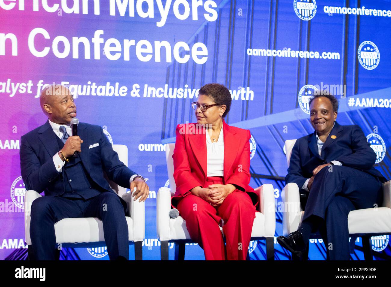 Le maire Eric Adams (démocrate de New York, New York), à gauche, le maire Karen Bass (démocrate de Los Angeles, Californie), au centre, Et le maire Lori Lightfoot (démocrate de Chicago, Illinois), à droite, participe à un «Big 4 Fireside Chat» lors de la neuvième Conférence annuelle de l'Association des maires afro-américains (AAMA) à l'hôtel Omni Shoreham à Washington, DC vendredi, 21 avril 2023.Credit: Rod Lamkey/CNP/Sipa USA (RESTRICTION: PAS de journaux ou journaux New York ou New Jersey dans un rayon de 75 km de New York) Banque D'Images