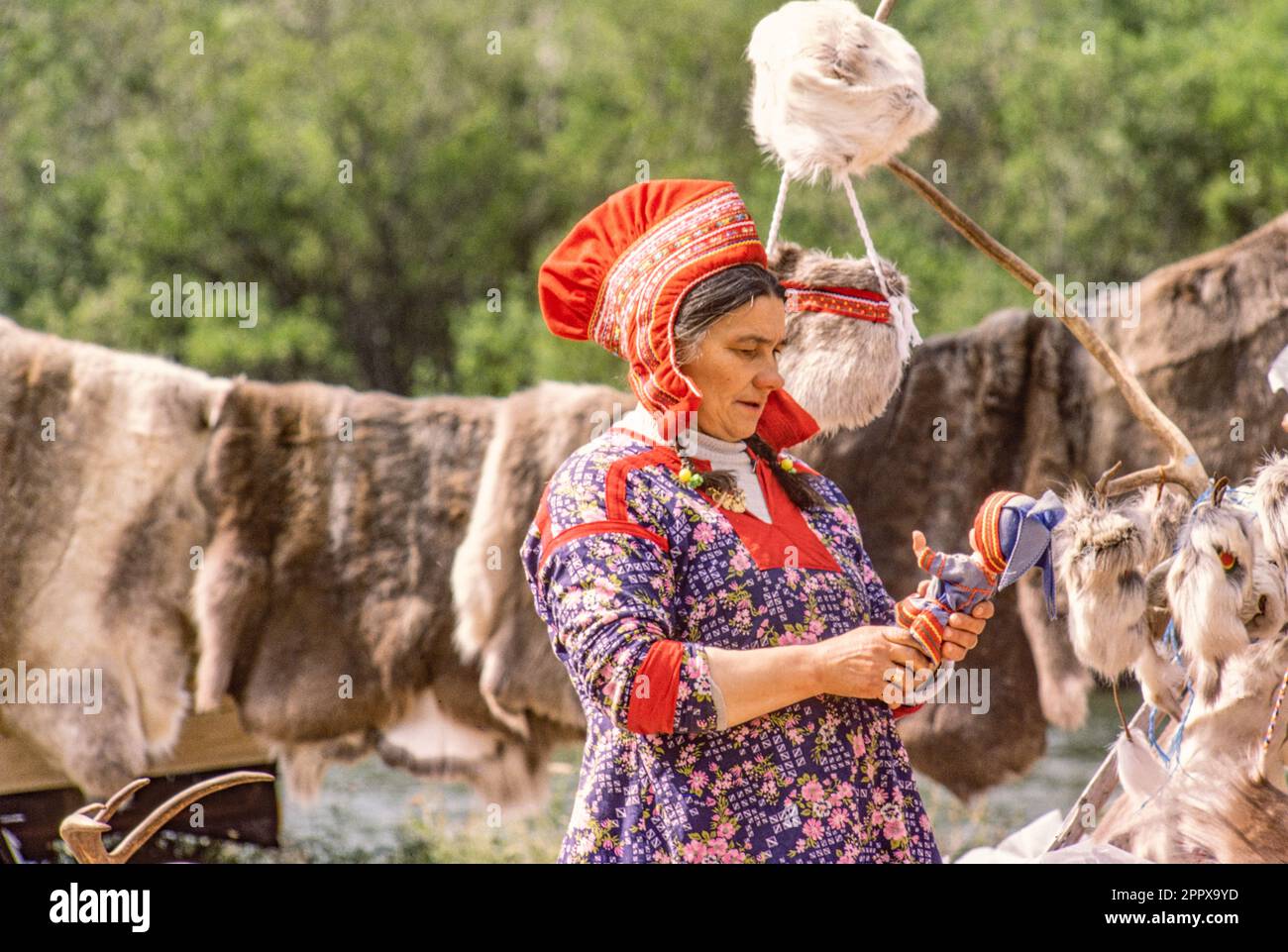Sami Robe Femme sami traditionnelle Banque de photographies et d’images à haute ...