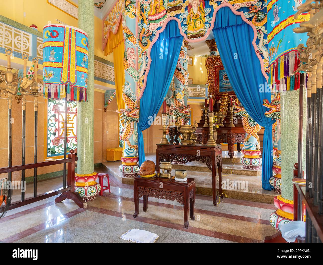 Intérieur du temple CAO Dai à Hoi an, province de Quang Nam, Vietnam. CAO Dai est une religion syncrétique monothéiste qui retient de nombreux Vietnamiens Banque D'Images
