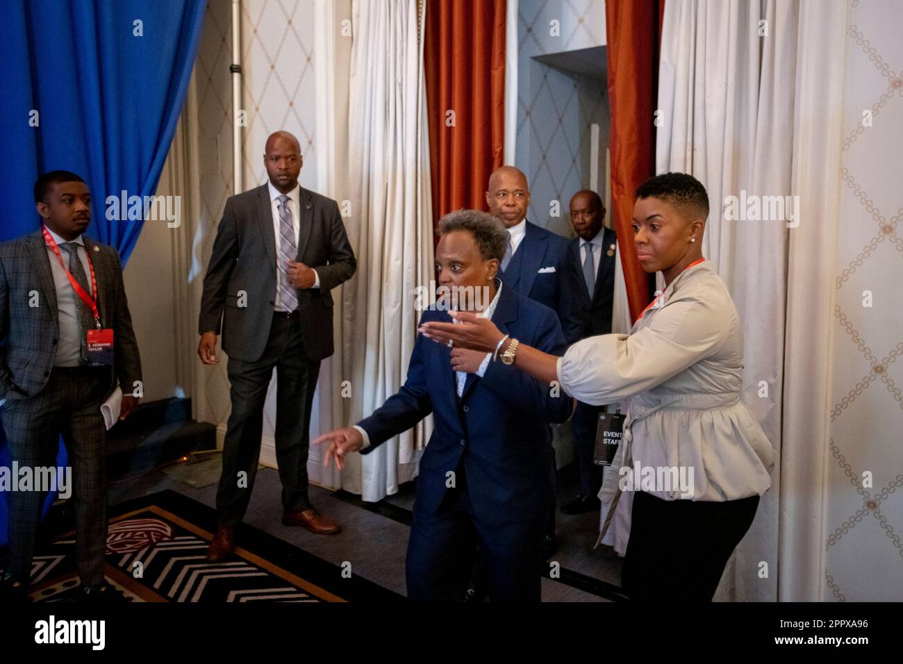 Washington, États-Unis d'Amérique. 21st avril 2023. Le maire Eric Adams (démocrate de New York, New York), à droite, et le maire Lori Lightfoot (démocrate de Chicago, Illinois), à gauche, arrivent pour une conférence de presse lors de la neuvième conférence annuelle de l'Association des maires afro-américains (AAMA) à l'hôtel Omni Shoreham à Washington, DC vendredi, 21 avril 2023.Credit: Rod Lamkey/CNP/Sipa USA (RESTRICTION : PAS de journaux ou journaux New York ou New Jersey dans un rayon de 75 miles de New York) crédit : SIPA USA/Alay Live News Banque D'Images