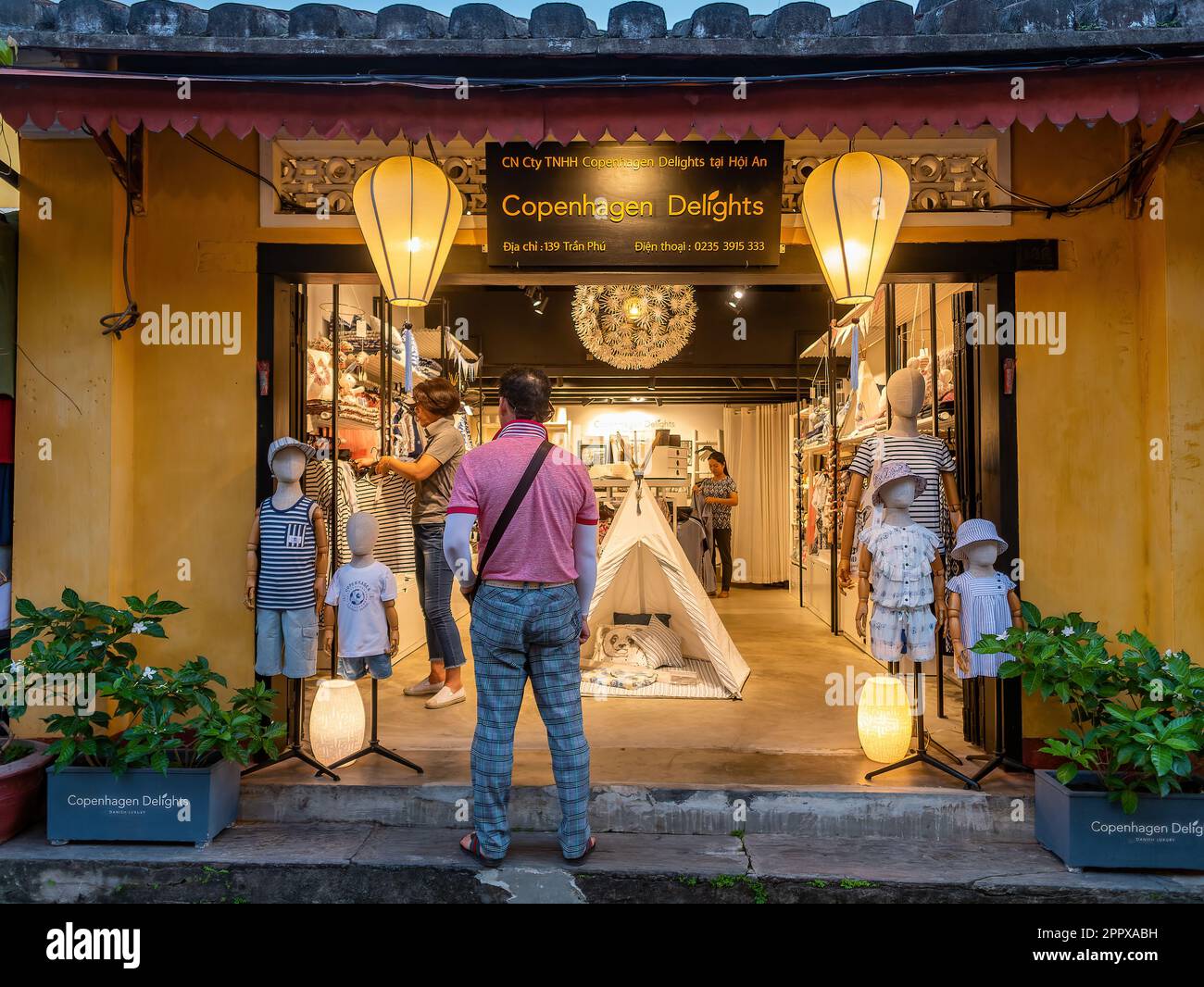 Copenhagen Delights Fashion Shop à Hoi an, province de Quang Nam, Vietnam. La vieille ville de Hoi an est un site classé au patrimoine mondial, et célèbre pour ses pros de puits Banque D'Images