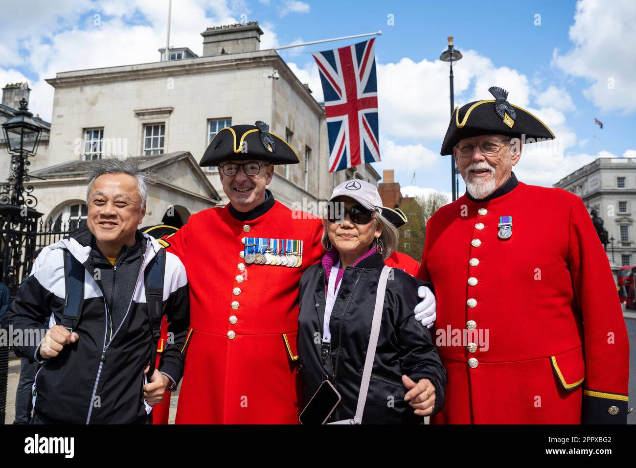 Londres, Royaume-Uni. 25 avril 2023. Les retraités de Chelsea avec des touristes à l'extérieur de Horse Guards Parade après avoir assisté à un service au Cenotaph le jour de l'ANZAC. Credit: Stephen Chung / Alamy Live News Banque D'Images