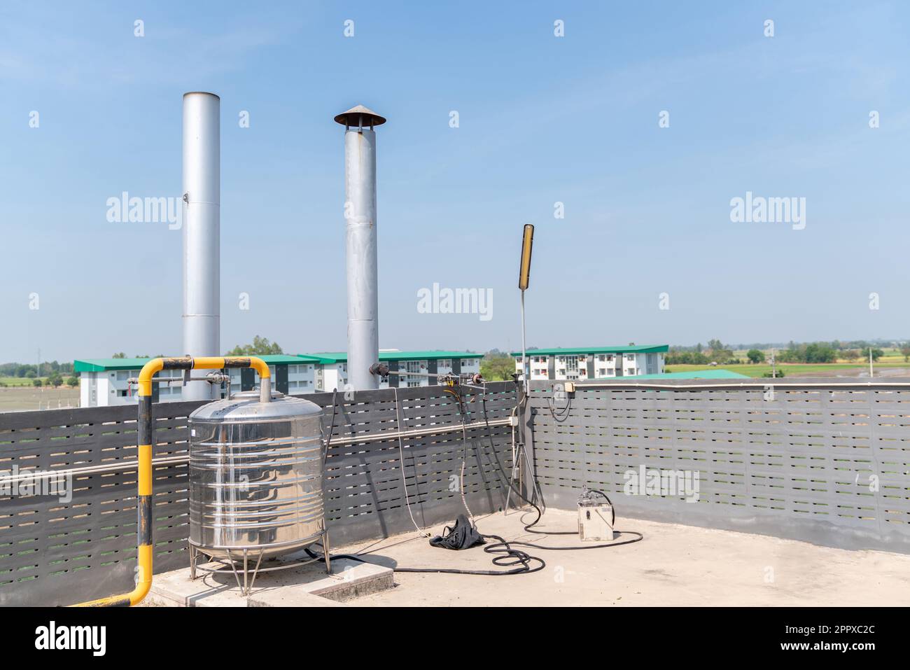 Systèmes de chaudières au gaz naturel qui comprennent la cheminée, la surveillance de l'air ambiant dans l'usine de fabrication. Banque D'Images