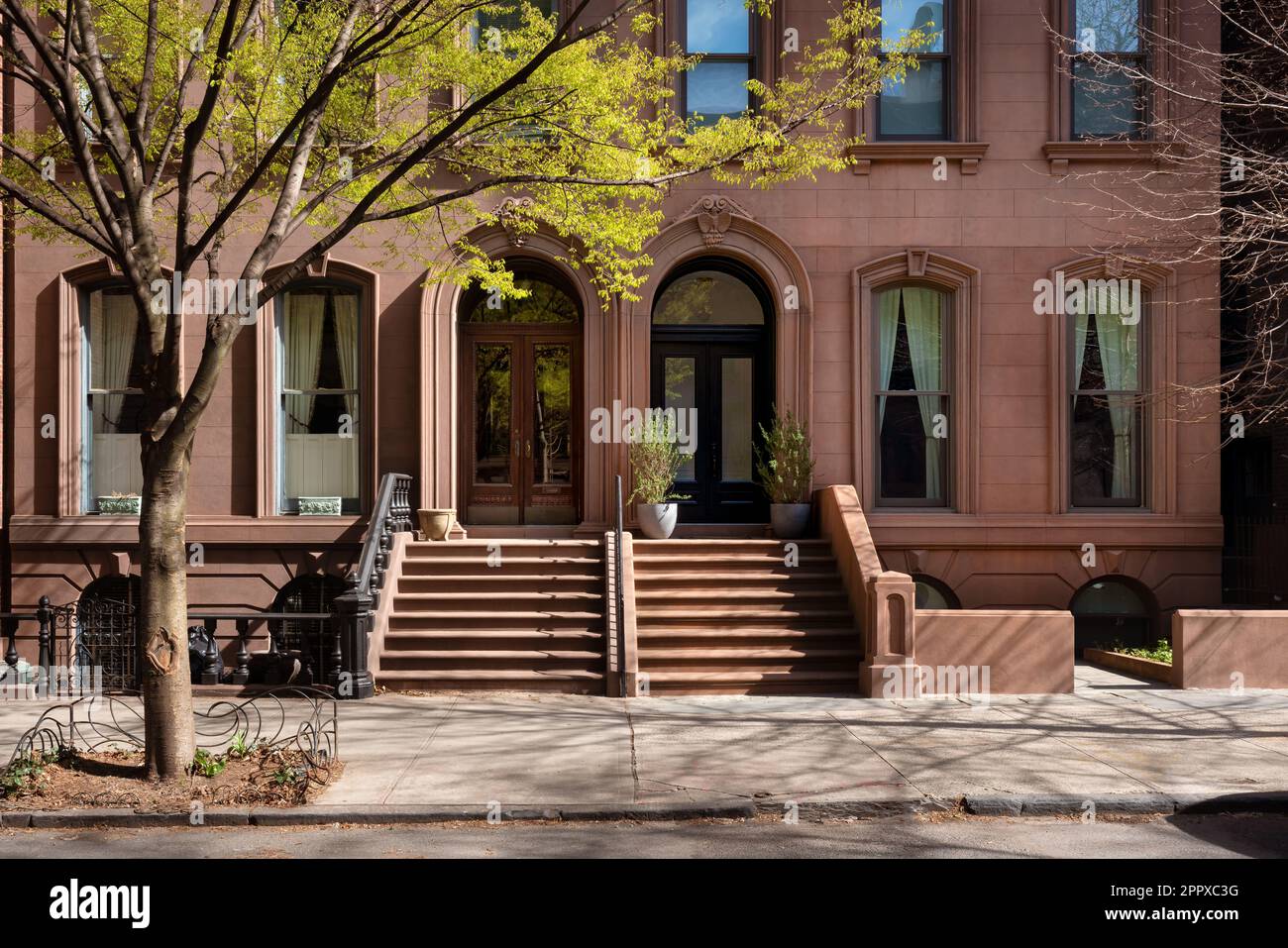 Façade de maison de ville en grès brun à Brooklyn Heights, New York Banque D'Images