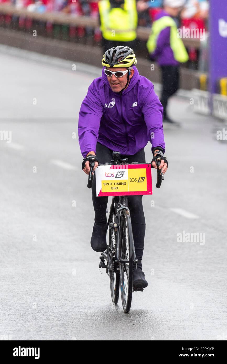 Les coureurs officiels de contrôle de vélo à temps partagé participant au TCS London Marathon 2023 en passant par Tower Hill, Londres, Royaume-Uni. Banque D'Images Les coureurs officiels de contrôle de vélo à temps partagé participant au TCS London Marathon 2023 en passant par Tower Hill, Londres, Royaume-Uni. Banque D'Images