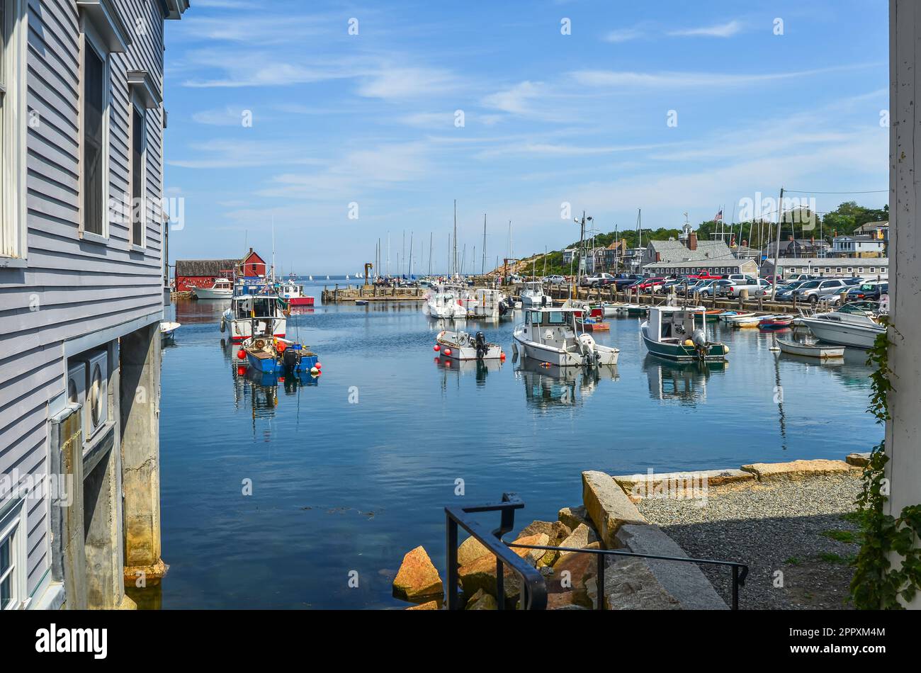 Port de Rockport avec cabane de pêche rouge emblématique au loin, Massachusetts, États-Unis Banque D'Images