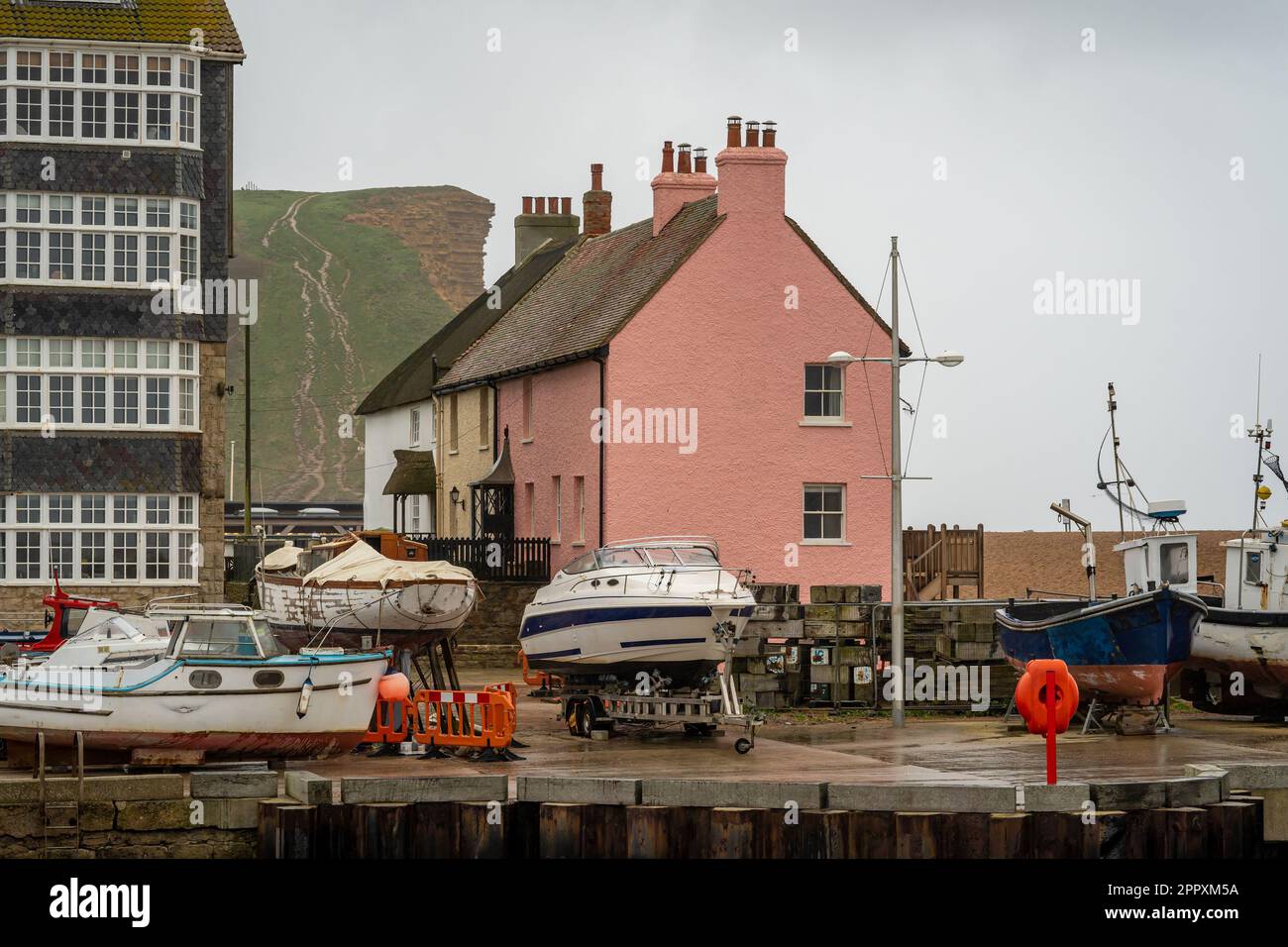 Vue sur le port de Bridport et les falaises de West Bay, Dorset, Angleterre Banque D'Images