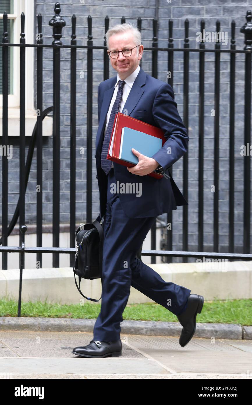 Michael Gove, secrétaire à la mise à niveau, arrive à Downing Street à Londres. Le vice-premier ministre Oliver Dowden présidera une réunion de Cobra sur l'évacuation des ressortissants britanniques du Soudan. Date de la photo: Mardi 25 avril 2023. Banque D'Images