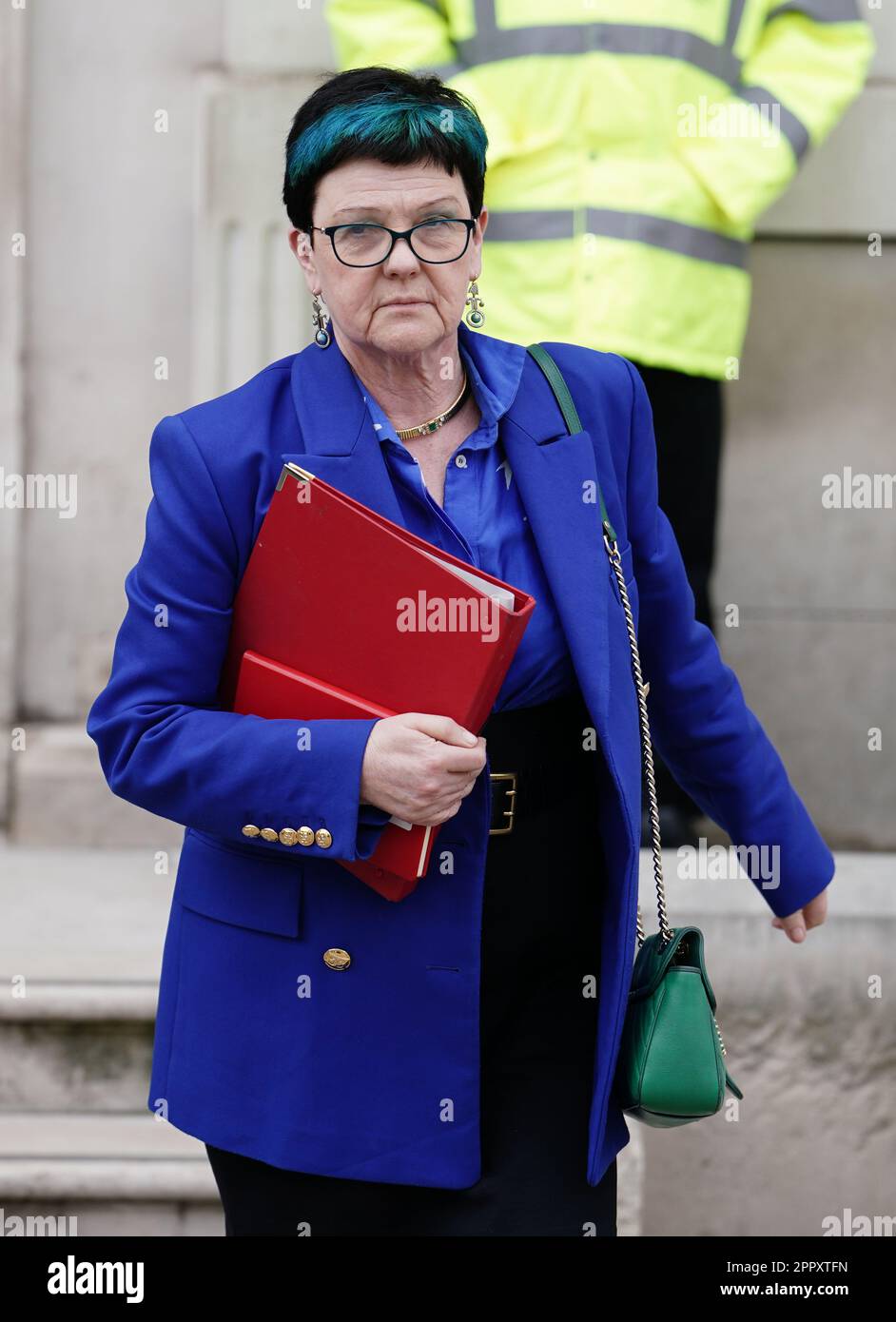 Lucy Neville-Rolfe quitte le Cabinet Office à Whitehall, Londres. Le vice-premier ministre Oliver Dowden présidera une réunion de Cobra sur l'évacuation des ressortissants britanniques du Soudan. Date de la photo: Mardi 25 avril 2023. Banque D'Images