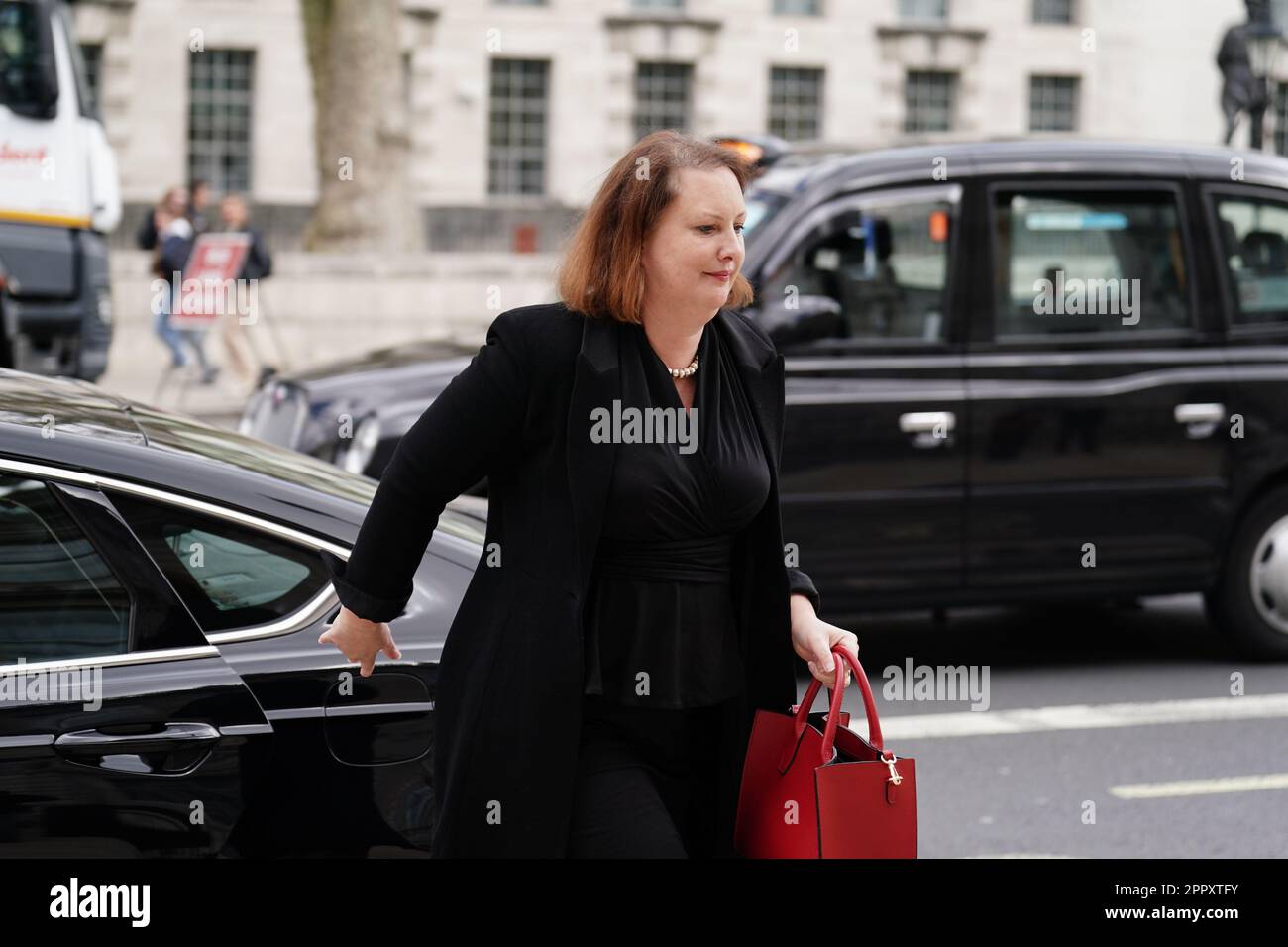 Le procureur général Victoria Pentis arrive au bureau du Cabinet à Whitehall, à Londres. Le vice-premier ministre Oliver Dowden présidera une réunion de Cobra sur l'évacuation des ressortissants britanniques du Soudan. Date de la photo: Mardi 25 avril 2023. Banque D'Images