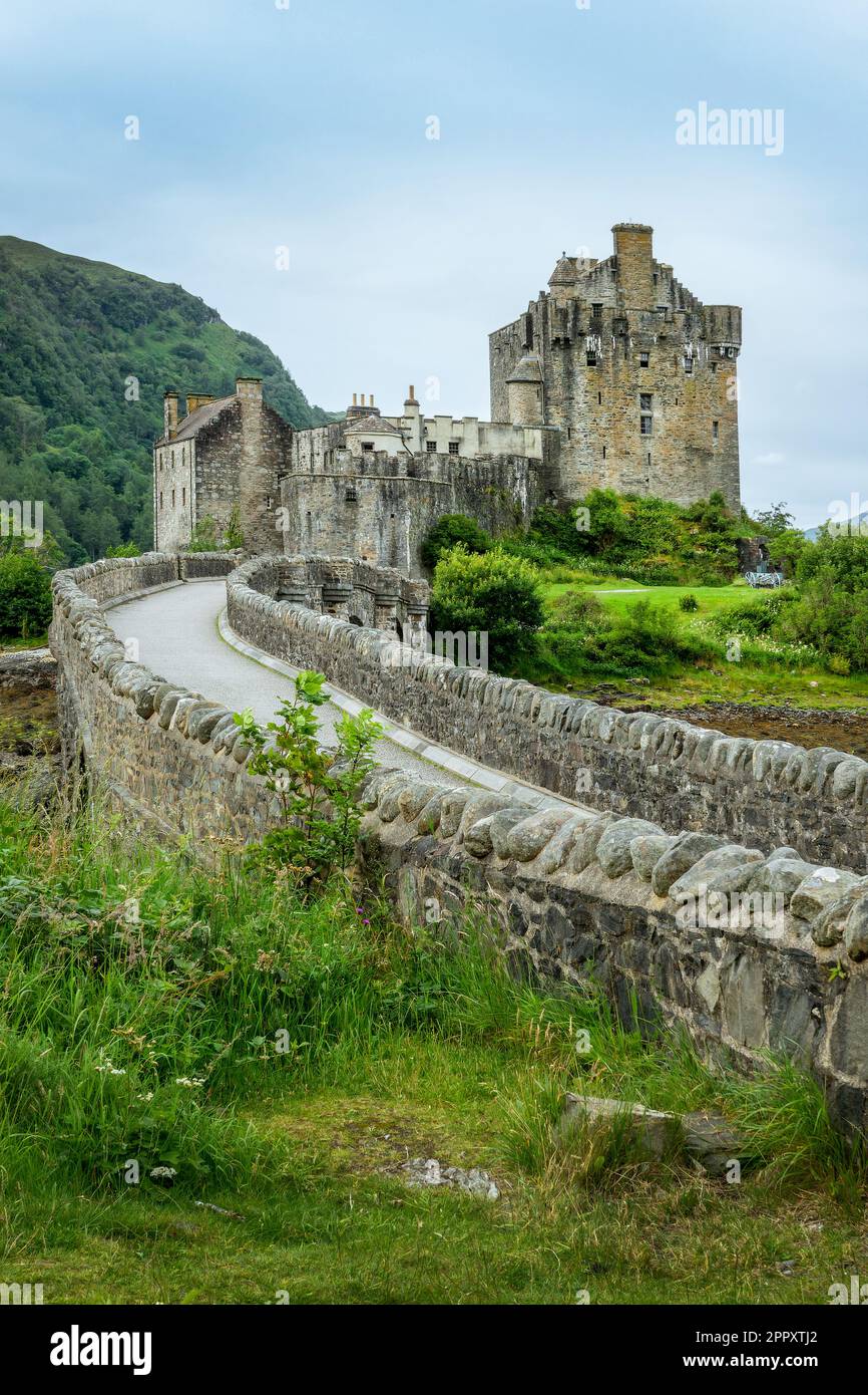 Château d'Eilean Donan à marée basse dans les Highlands du Nord-Ouest, Écosse, Royaume-Uni. Banque D'Images