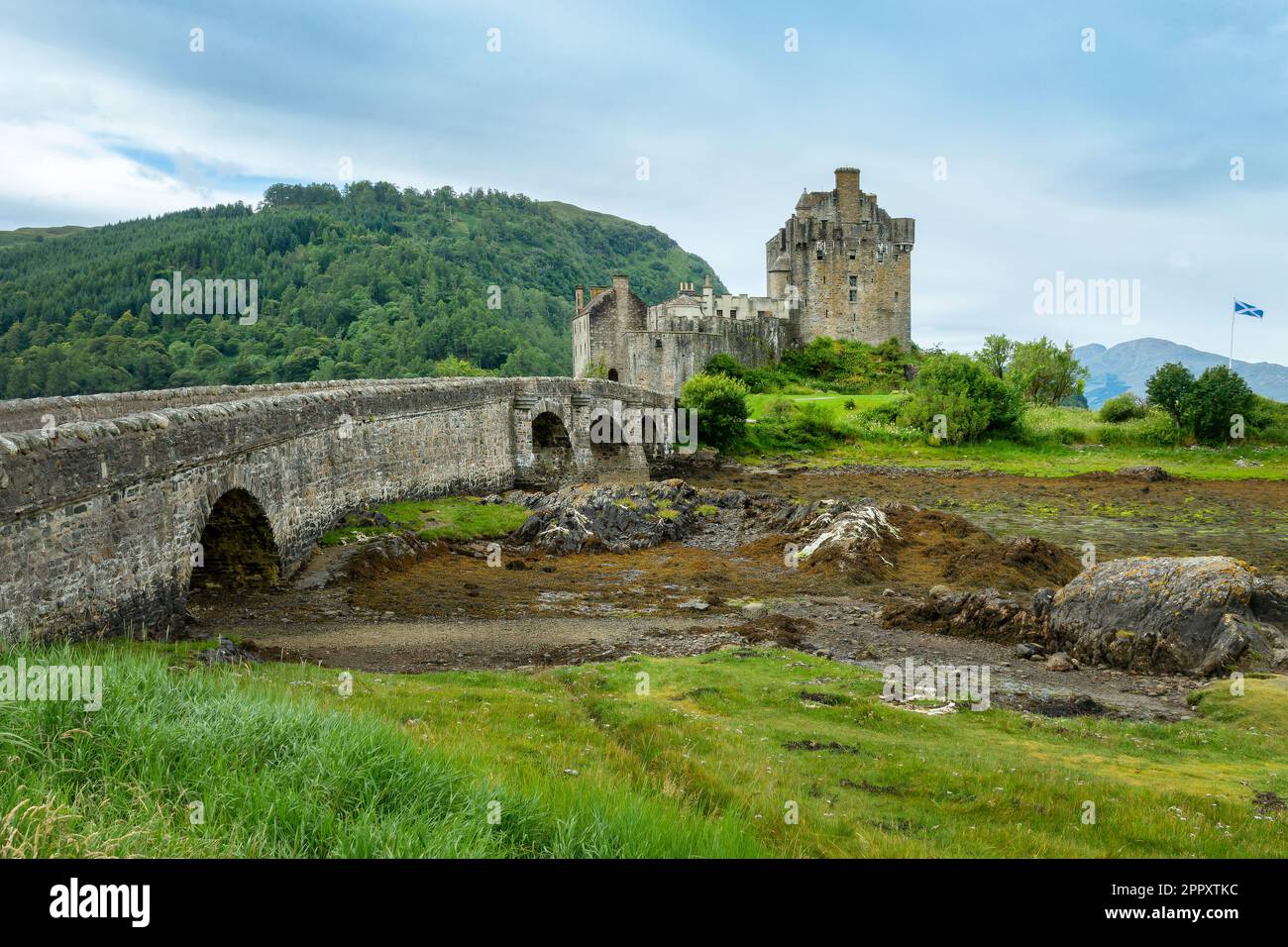 Château d'Eilean Donan à marée basse dans les Highlands du Nord-Ouest, Écosse, Royaume-Uni. Banque D'Images