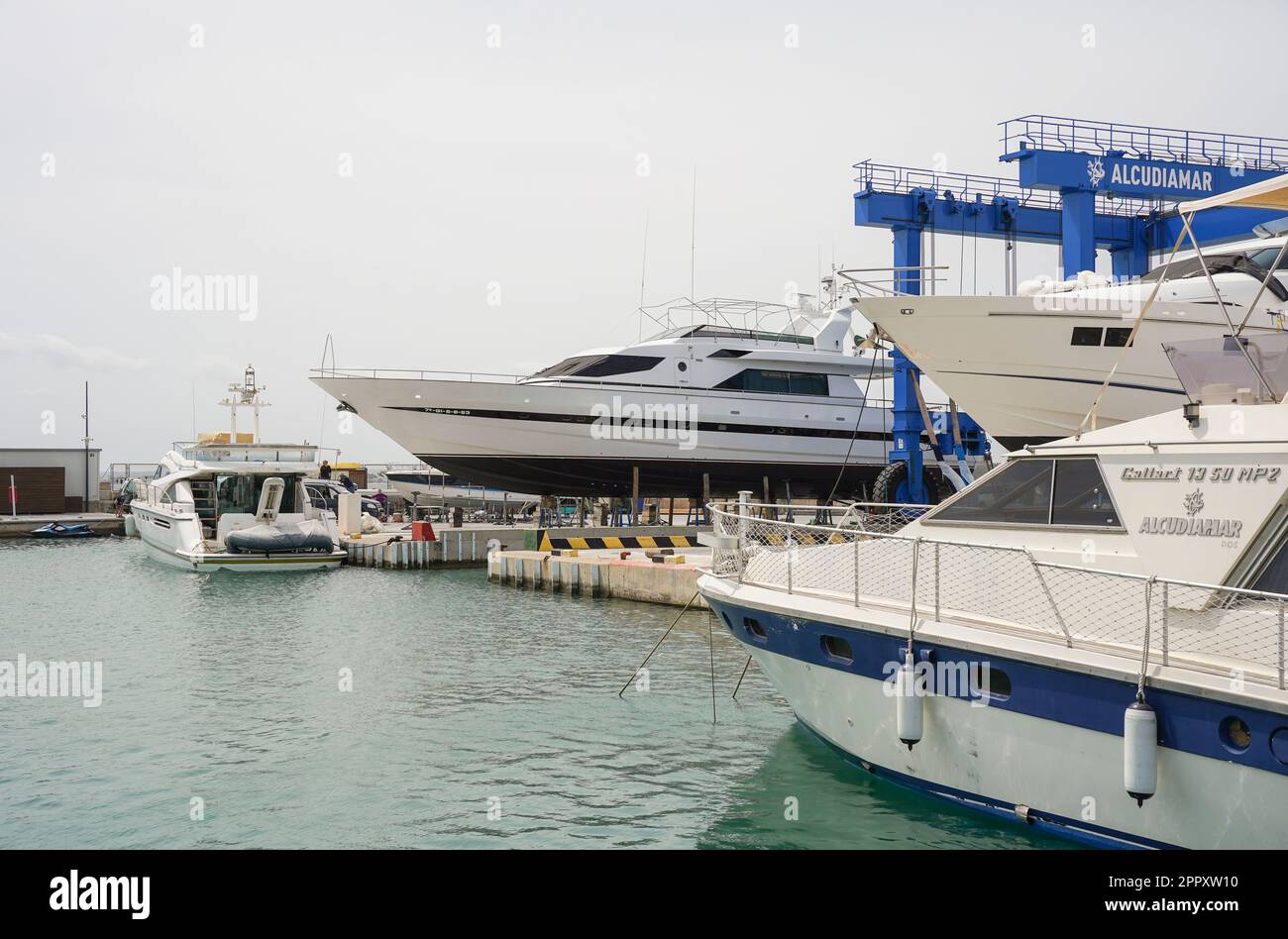 Port d'Alcudia, Yachts dans le port d'Alcudia, Majorque, Iles Baléares, Espagne. Banque D'Images