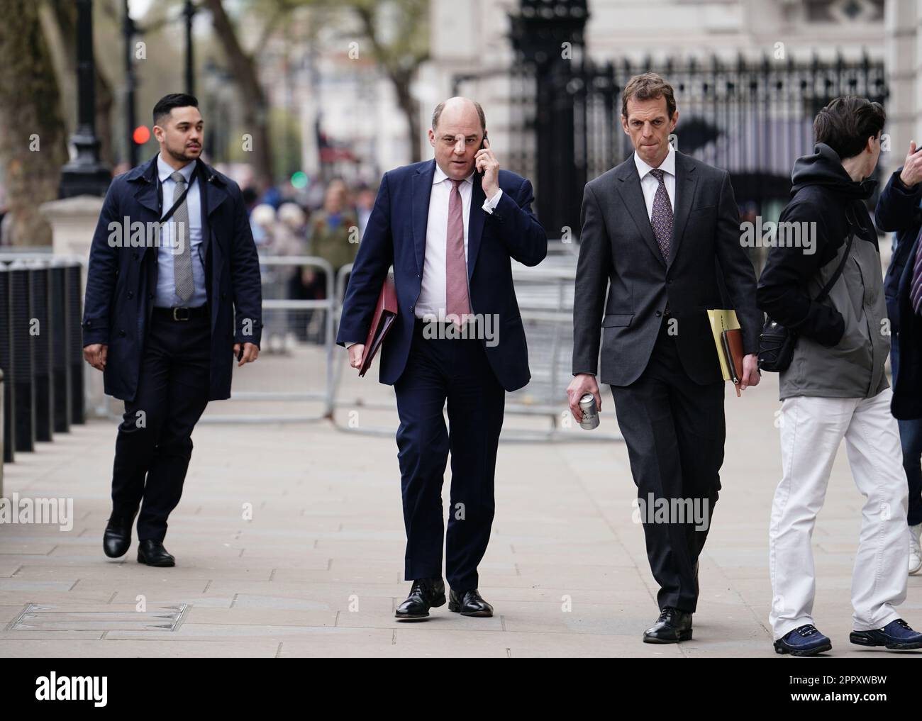 Le secrétaire à la Défense Ben Wallace (au centre) arrive au Cabinet Office à Whitehall, à Londres. Le vice-premier ministre Oliver Dowden présidera une réunion de Cobra sur l'évacuation des ressortissants britanniques du Soudan. Date de la photo: Mardi 25 avril 2023. Banque D'Images
