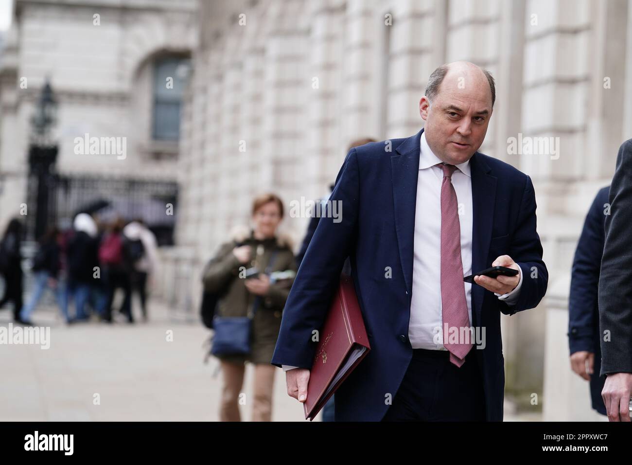 Le secrétaire à la Défense Ben Wallace arrive au Cabinet Office à Whitehall, à Londres. Le vice-premier ministre Oliver Dowden présidera une réunion de Cobra sur l'évacuation des ressortissants britanniques du Soudan. Date de la photo: Mardi 25 avril 2023. Banque D'Images