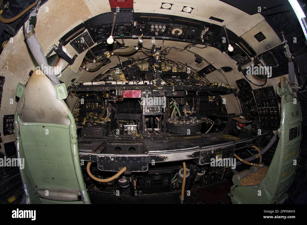 Postes d'ingénieur et de navigateur à l'intérieur d'un Avro Vulcan B2 Banque D'Images