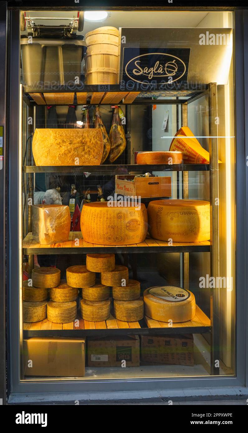 Roues de parmesan exposées dans un réfrigérateur, magasin de nourriture italienne, marché couvert Santa Catalina, Majorque, Iles Baléares, Espagne. Banque D'Images