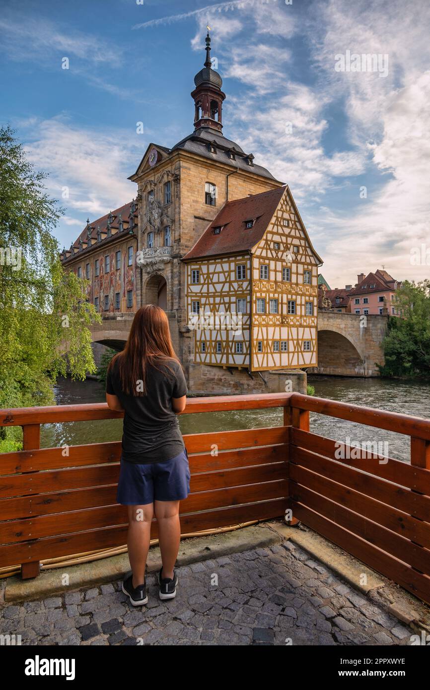Bamberg Allemagne, vue sur la ville à Altes Rathaus Old Town Hall et rivière Linker Regnitzarm avec femme touriste Banque D'Images