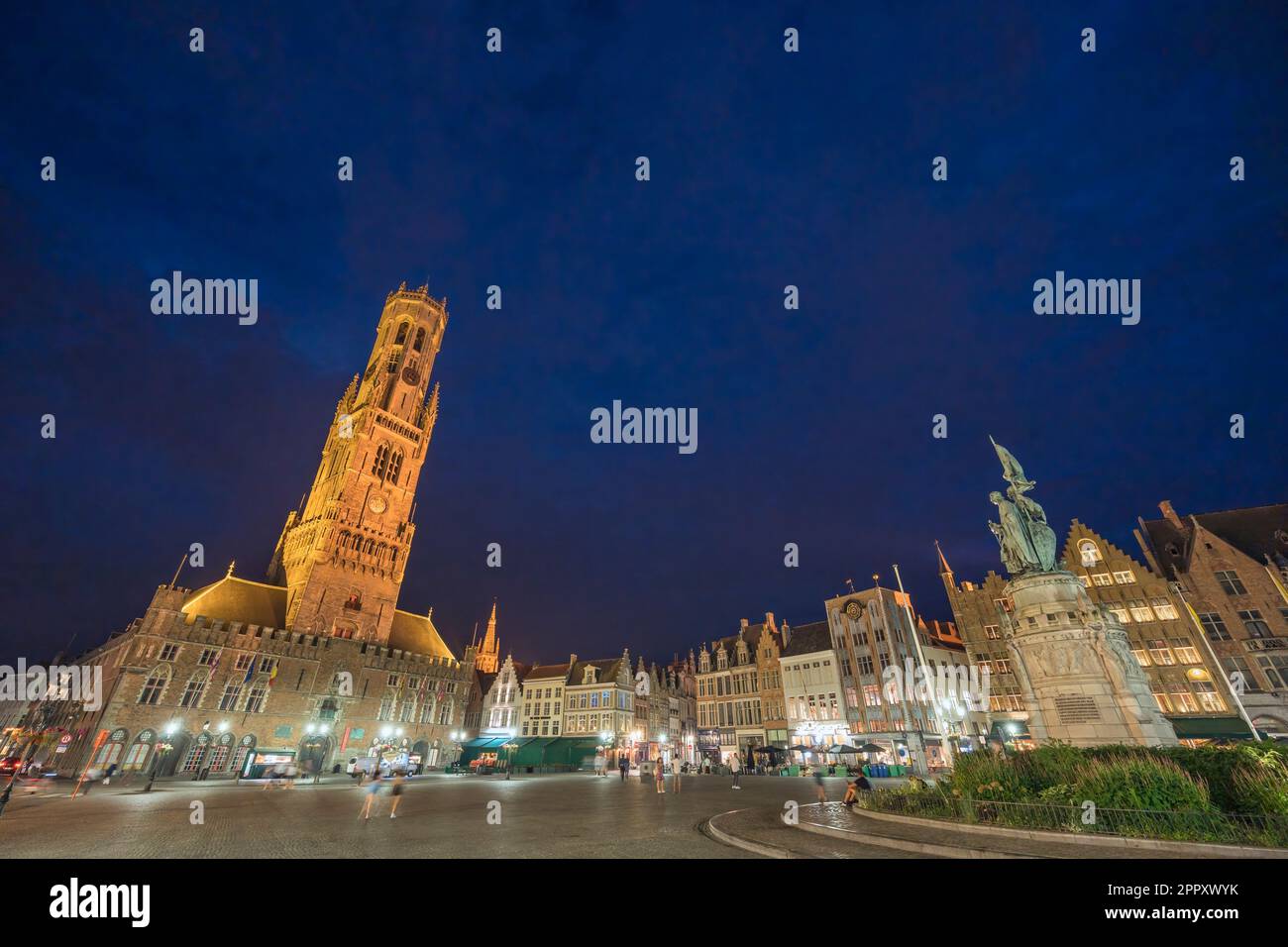 Bruges Belgique, vue nocturne de la ville sur la place du marché de Grote Markt avec tour du beffroi Banque D'Images