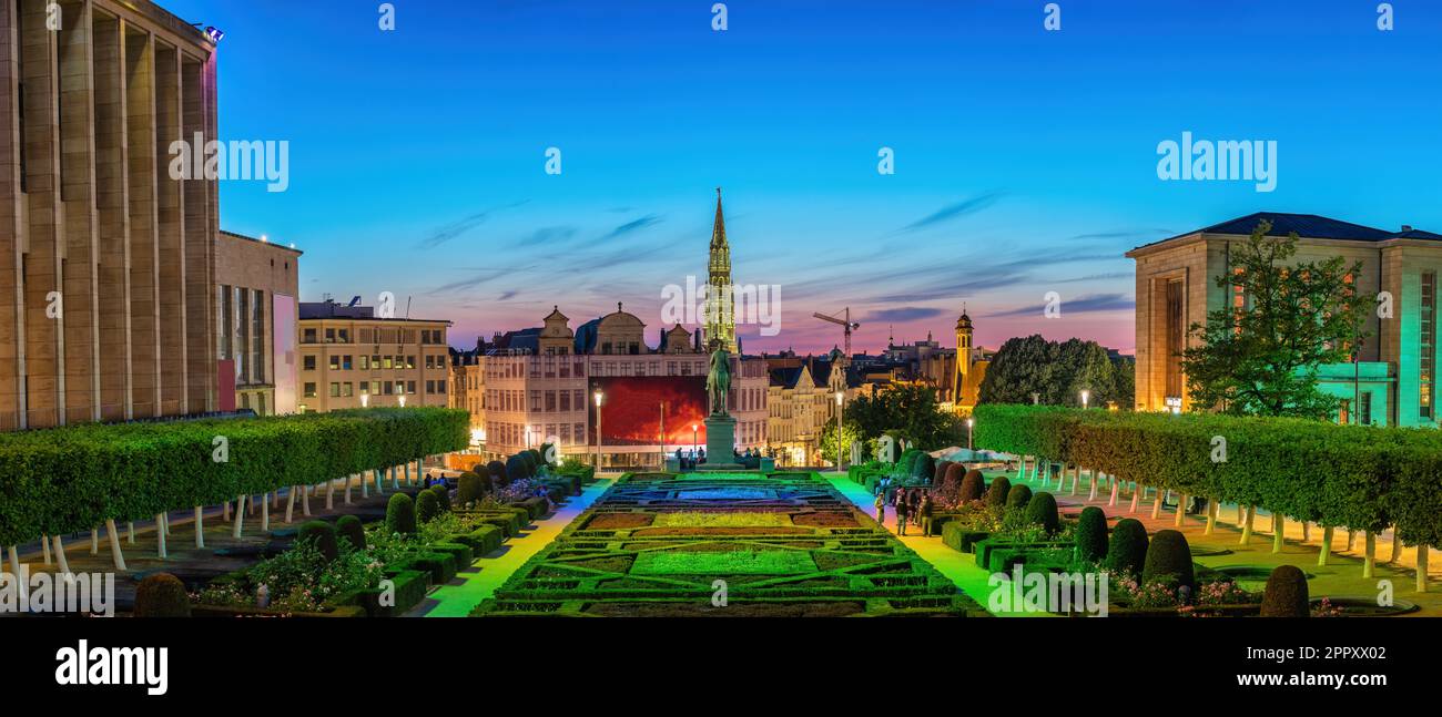 Bruxelles Belgique, vue panoramique nocturne de la ville au jardin du Mont des Arts Banque D'Images