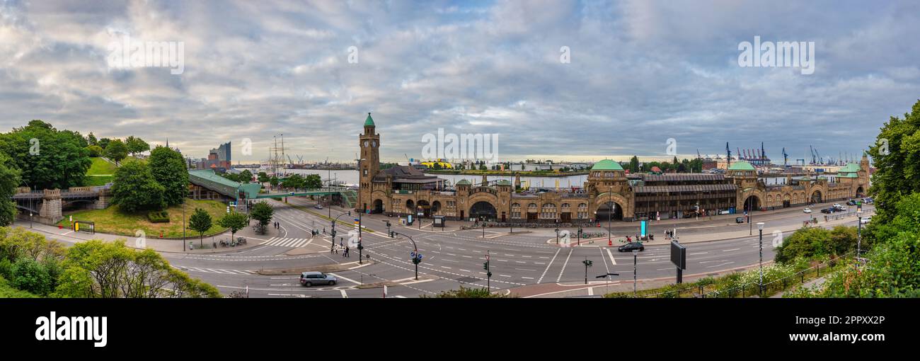 Hambourg Allemagne, panorama sur la ville à St. Jetée et port des ponts de Pauli Landing (Landungsbrucken) Banque D'Images