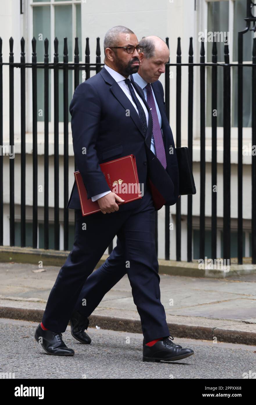Le secrétaire aux Affaires étrangères James (à gauche) arrive habilement à Downing Street à Londres. Le vice-premier ministre Oliver Dowden présidera une réunion de Cobra sur l'évacuation des ressortissants britanniques du Soudan. Date de la photo: Mardi 25 avril 2023. Banque D'Images