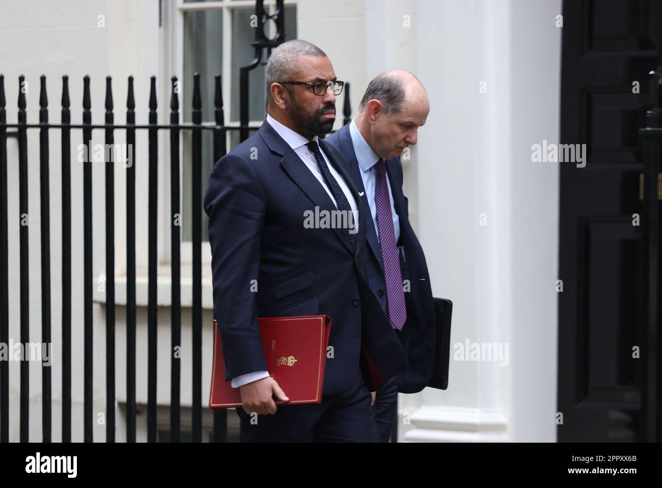 Le secrétaire aux Affaires étrangères James (à gauche) arrive habilement à Downing Street à Londres. Le vice-premier ministre Oliver Dowden présidera une réunion de Cobra sur l'évacuation des ressortissants britanniques du Soudan. Date de la photo: Mardi 25 avril 2023. Banque D'Images