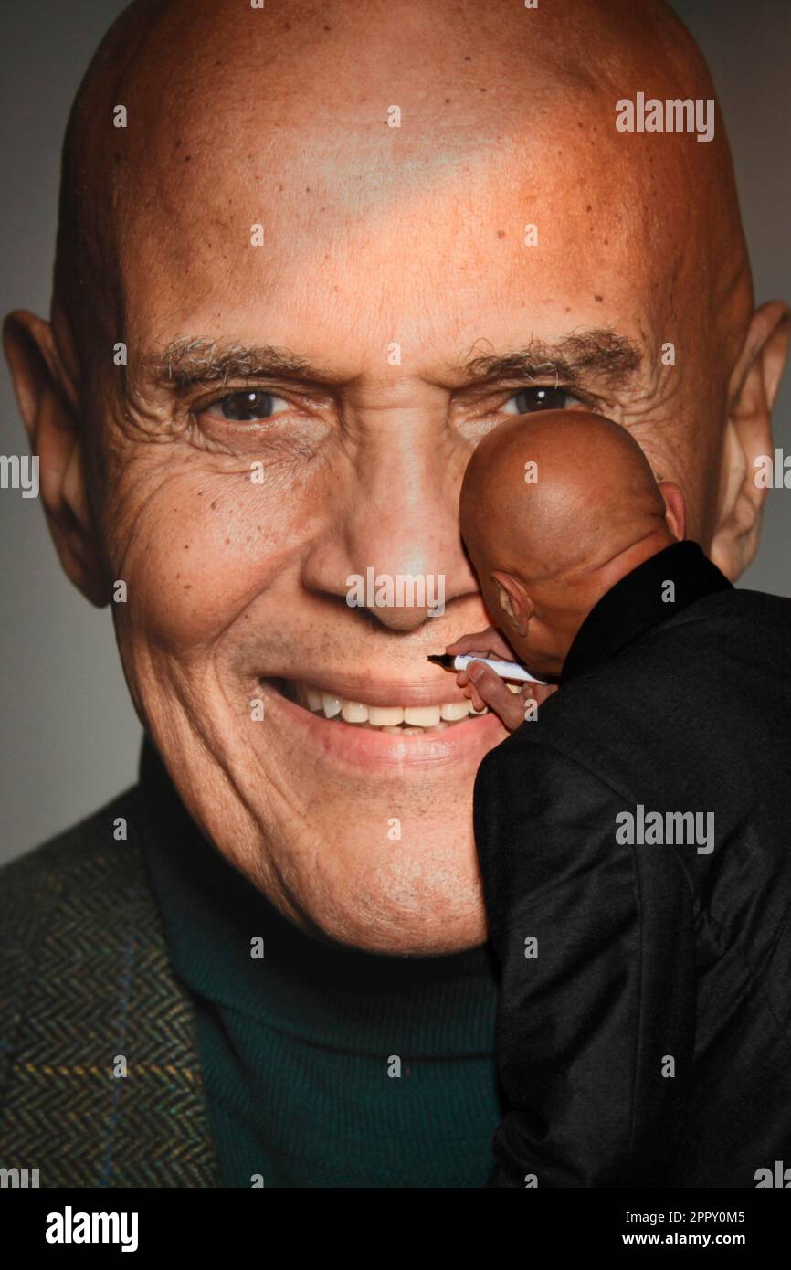 Harry BELAFONTE Dies à 96 PHOTO D'ARCHIVE; première 'Sing Your Song', Berlinale Spezial Special Harry BELAFONTE, acteur, chanteur, musicien, musicien, activiste, activiste, signe son portrait, portrait, tapis rouge, Red Carpet Show, 61st Berlin International film Festival à partir de 10. Vers 20 février 2011 à Berlin, Berlinale, 13 février 2011 ?SVEN SIMON#Prinzess-Luise-Strasse 41#45479 Muelheim / R uhr #tél 0208/9413250#fax. 0208/9413260#GLSB Bank, numéro de compte : 4030 025 100, BLZ 430 609 67# www.SvenSimon.net. Banque D'Images