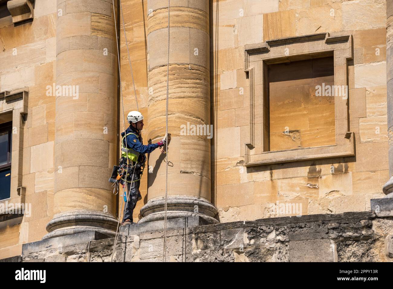 The Radcliffe Camera, Oxford, Royaume-Uni, mardi 25th avril 2023. Maintenir le niveau de l'enseignement supérieur ? Un ingénieur d'entretien descend à l'extérieur du bâtiment pour nettoyer, réparer et effectuer l'entretien de ce bâtiment emblématique d'Oxford. La caméra Radcliffe abrite une partie des bibliothèques de l'Université d'Oxford et a été ouverte en 1749. Il se trouve sur la place Radcliffe, en plein cœur du centre-ville d'Oxford. Crédit : Martin Anderson/Alay Live News. Banque D'Images