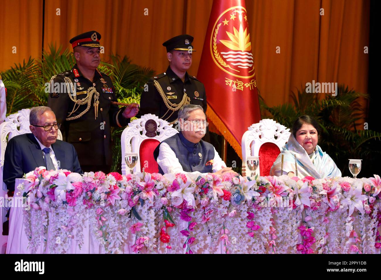 Dhaka, Bangladesh - 24 avril 2023: Le Président Shirin Sharmin Chaudhury a prêté serment de faire une cérémonie à MD Sahaboud dans la salle Bangabhaban Darbar Banque D'Images