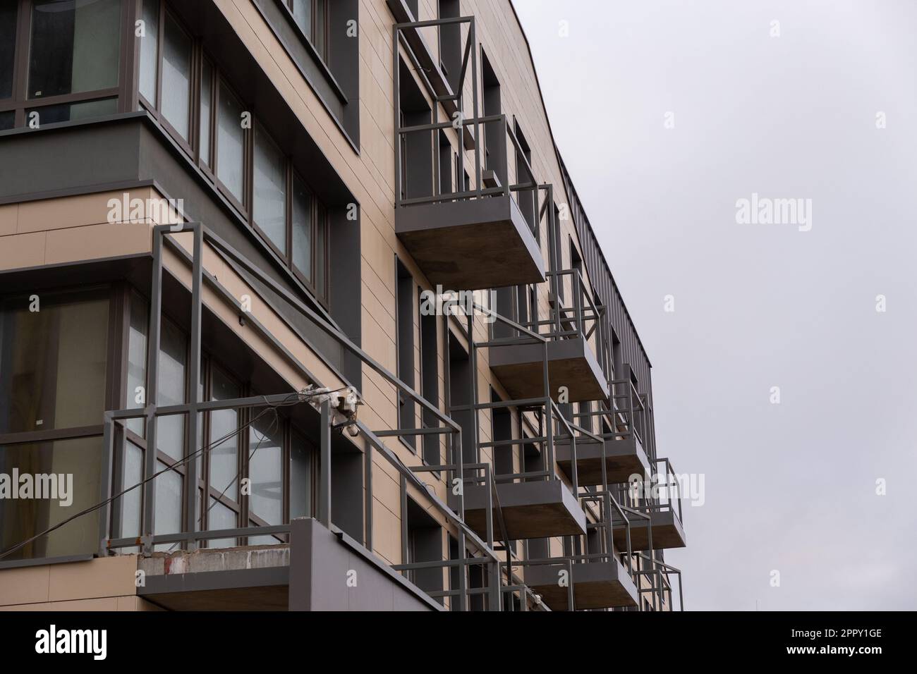 Façade de bâtiment moderne ou extérieur. Détails du nouveau bâtiment construit sur plusieurs étages. Banque D'Images