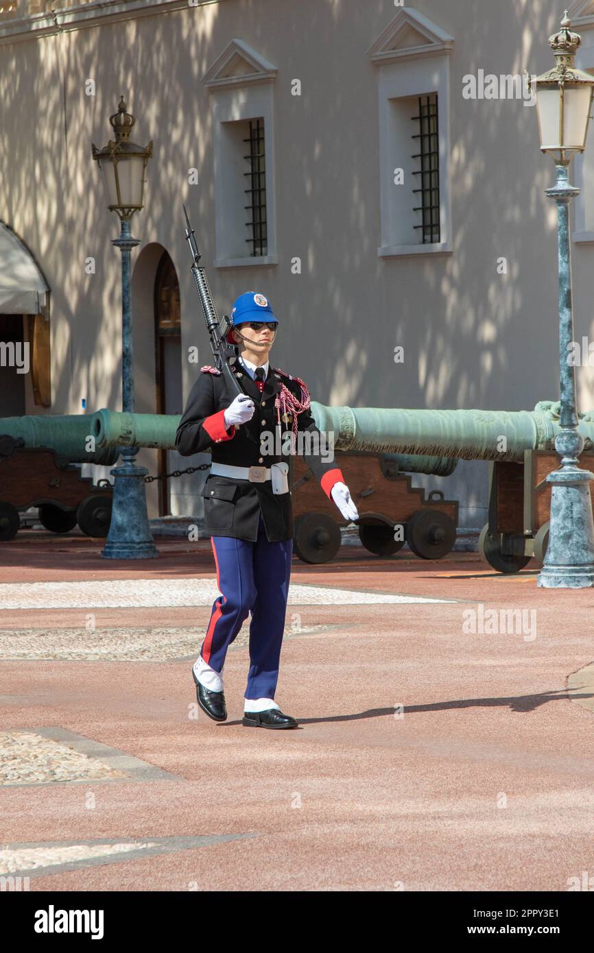 Monte-ville, Monaco, 21 avril 2023 : membre de la Compagnie des Carabiniers du Prince qui marche devant le Palais de Monaco Banque D'Images