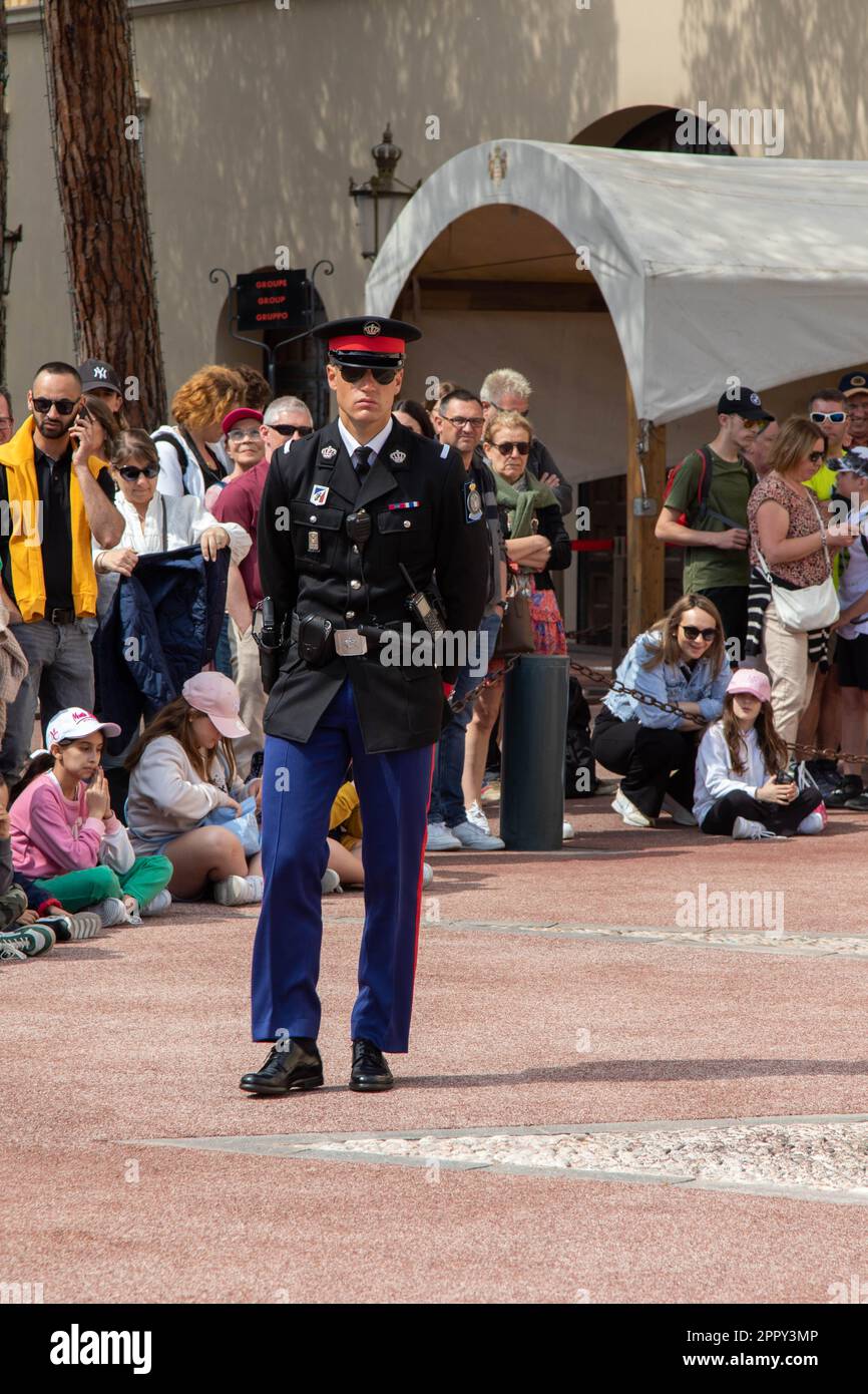 Monte-ville, Monaco, 21 avril 2023 : un officier de sécurité monégasque devant les portes du Palais du Prince à Monaco Banque D'Images