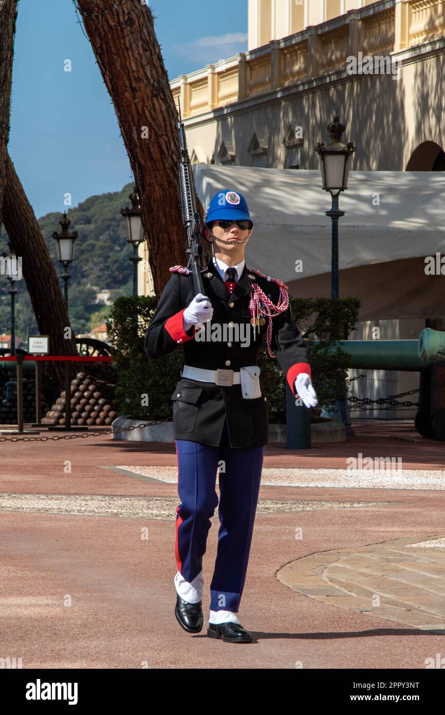 Monte-ville, Monaco, 21 avril 2023 : membre de la Compagnie des Carabiniers du Prince qui marche devant le Palais de Monaco Banque D'Images