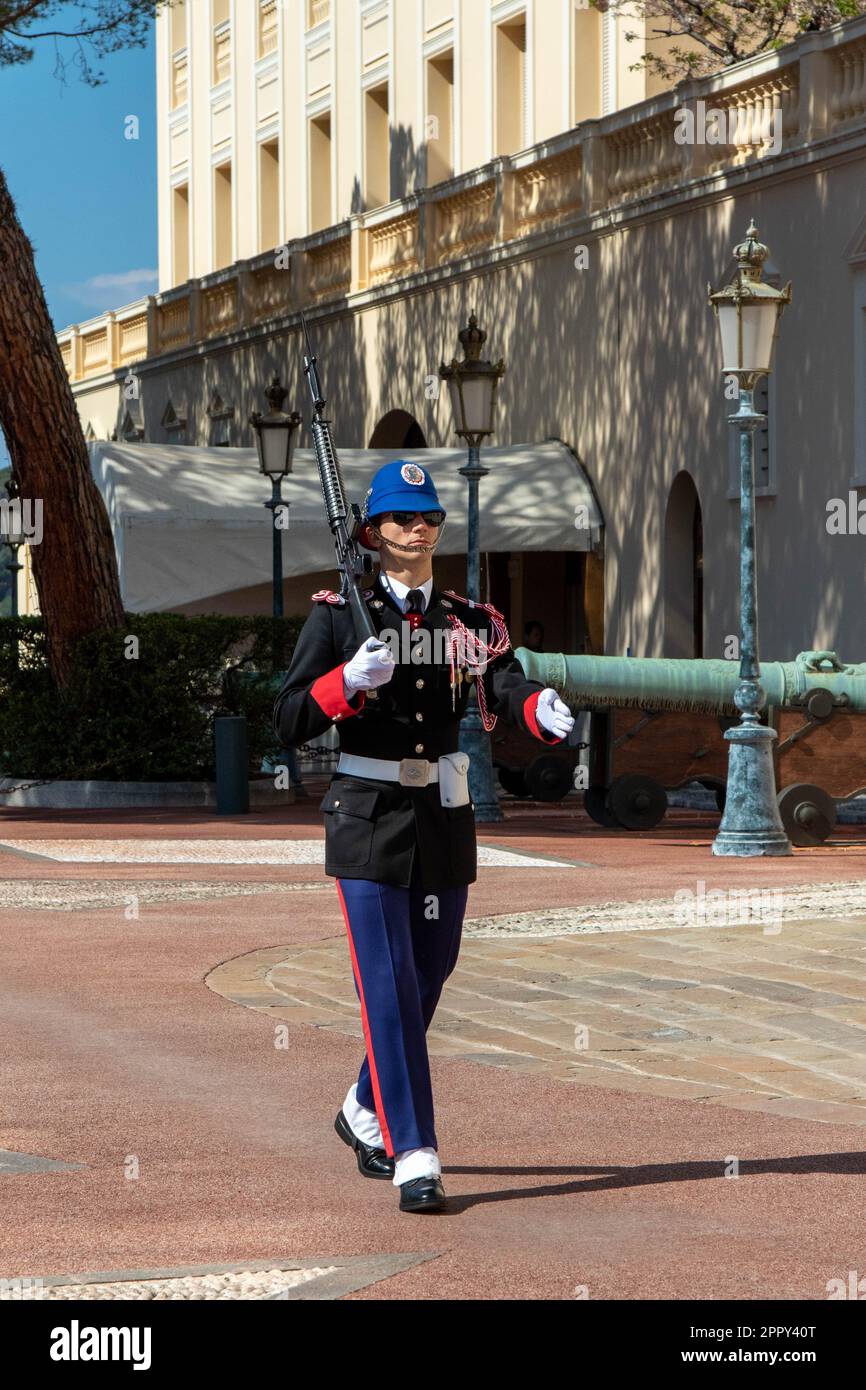 Monte-ville, Monaco, 21 avril 2023 : membre de la Compagnie des Carabiniers du Prince qui marche devant le Palais de Monaco Banque D'Images