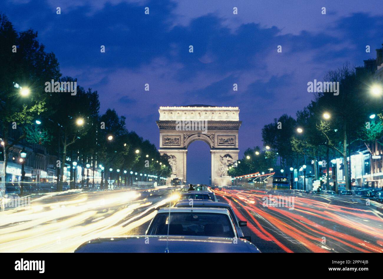 France. Paris. Arc de Triomphe avec circulation de nuit. Banque D'Images