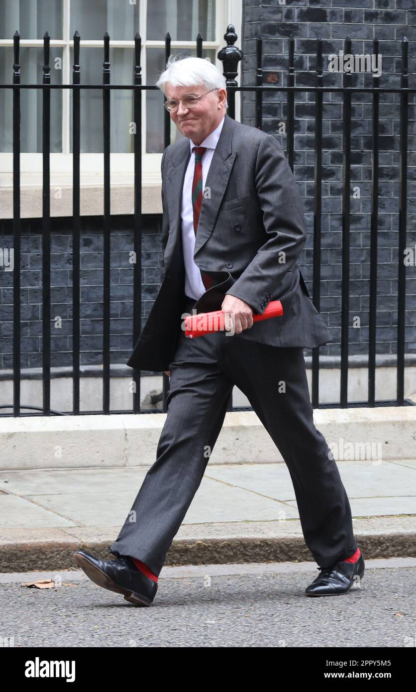 Le ministre du développement au ministère des Affaires étrangères, Andrew Mitchell, quitte Downing Street à Londres. Le vice-premier ministre Oliver Dowden présidera une réunion de Cobra sur l'évacuation des ressortissants britanniques du Soudan. Date de la photo: Mardi 25 avril 2023. Banque D'Images
