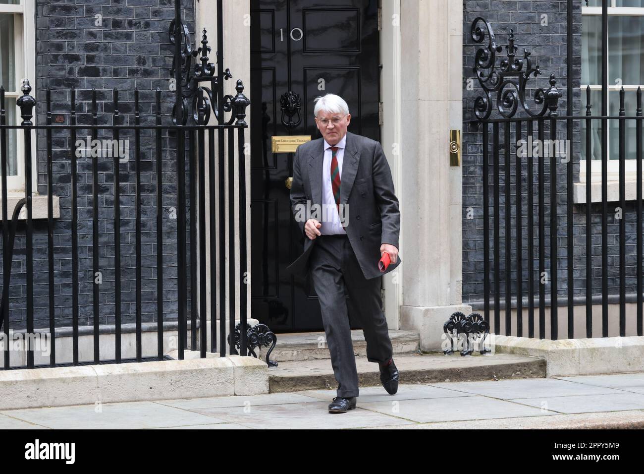 Le ministre du développement au ministère des Affaires étrangères, Andrew Mitchell, quitte Downing Street à Londres. Le vice-premier ministre Oliver Dowden présidera une réunion de Cobra sur l'évacuation des ressortissants britanniques du Soudan. Date de la photo: Mardi 25 avril 2023. Banque D'Images
