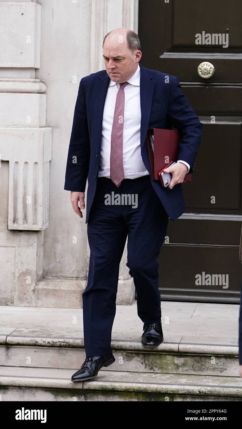 Le secrétaire à la Défense Ben Wallace quitte le Cabinet Office à Whitehall, à Londres. Le vice-premier ministre Oliver Dowden présidera une réunion de Cobra sur l'évacuation des ressortissants britanniques du Soudan. Date de la photo: Mardi 25 avril 2023. Banque D'Images
