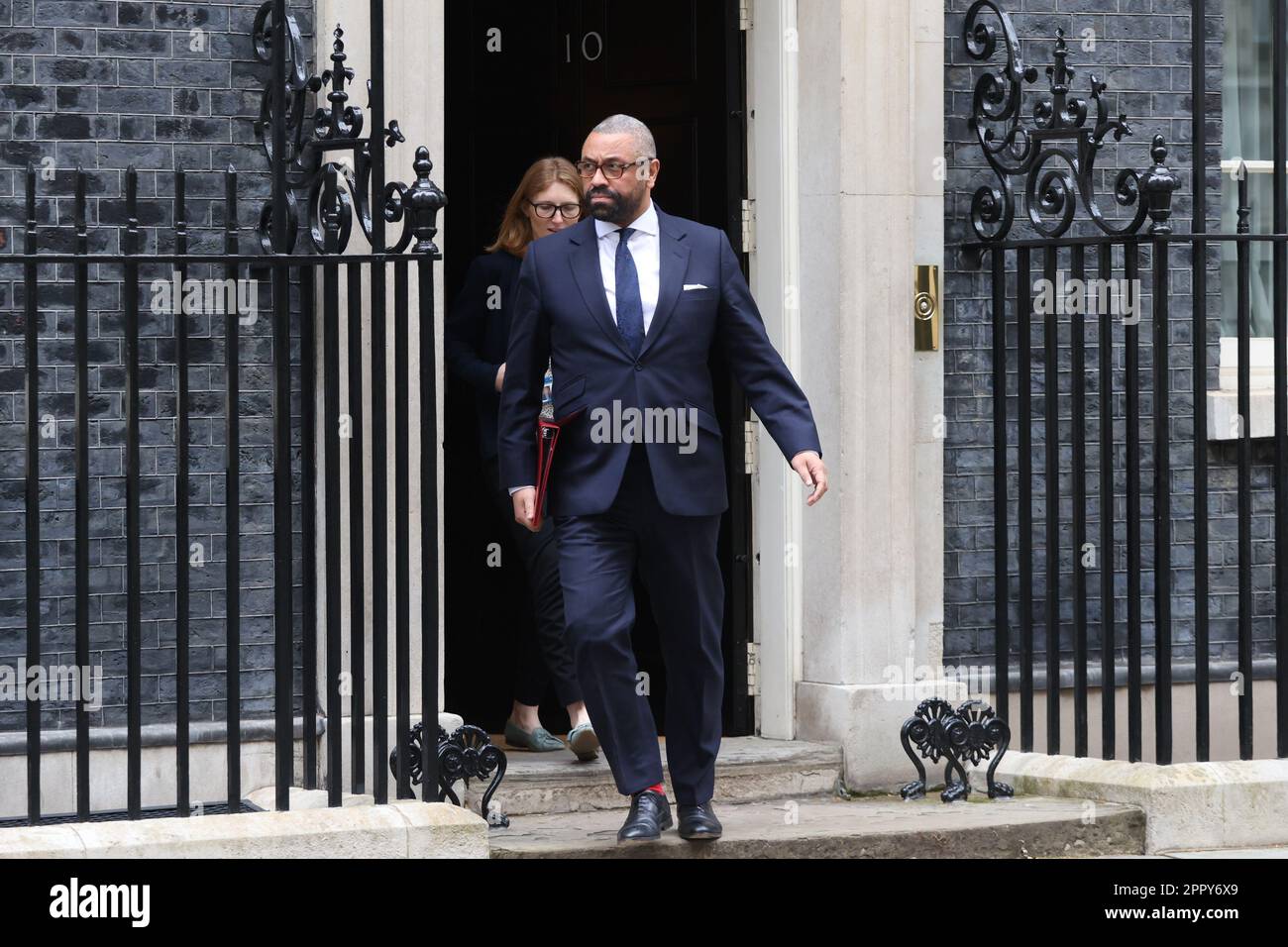 Le secrétaire aux Affaires étrangères James quitte habilement Downing Street à Londres. Le vice-premier ministre Oliver Dowden présidera une réunion de Cobra sur l'évacuation des ressortissants britanniques du Soudan. Date de la photo: Mardi 25 avril 2023. Banque D'Images